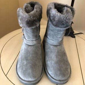 Lamo boots in gray with 2 sliver buckles on the side of each, size 10